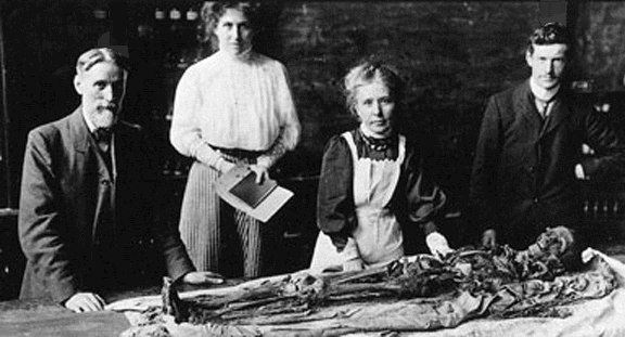 Margaret Murray avec Flinders Pétrie, près d'une des momies de la "Tombe des Deux Frères" (Rifeh, 1908)